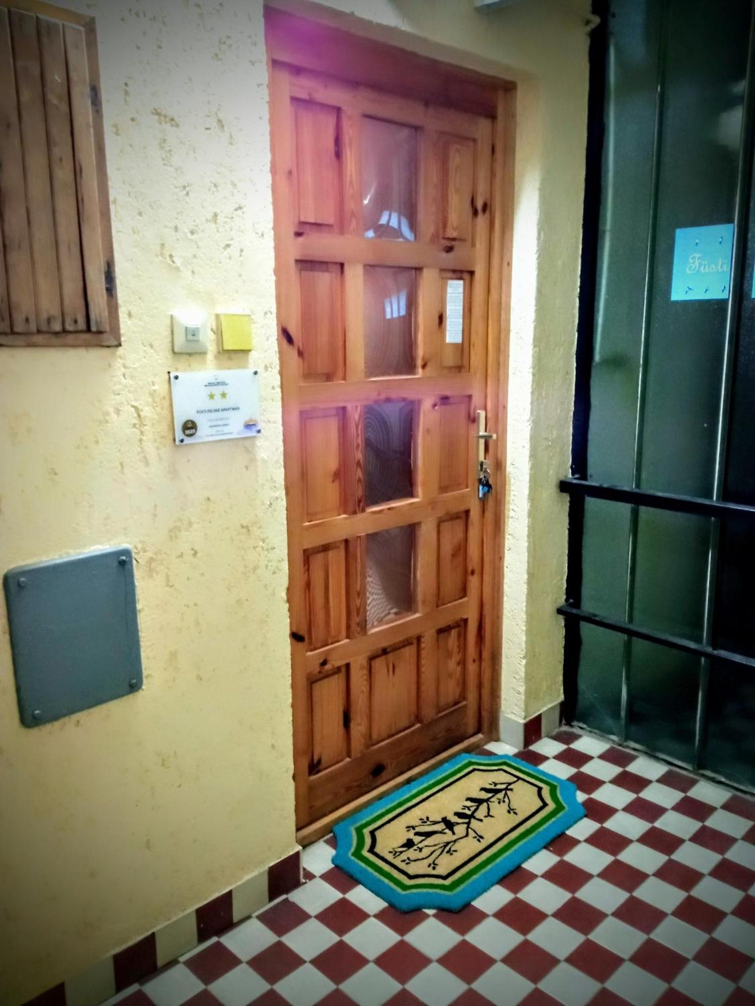Fuesti Fecske Apartman Хайдусобосло Экстерьер фото